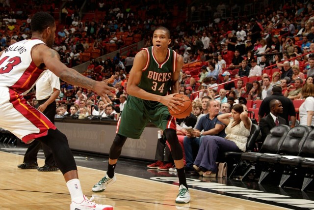 媒体人：新疆球员刘懿霆在体测中膝盖受伤